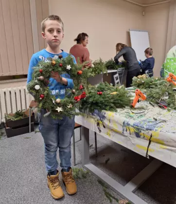 Chłopak pozuje do zdjęcia ze swoim wiankiem.