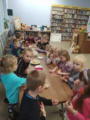 Poczęstunek po zajęciach w bibliotece.