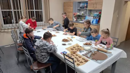 Dzieci lukrują pierniki upieczone na zajęciach.
