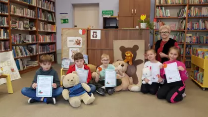 Zdjęcie grupowe po zajęciach w bibliotece.