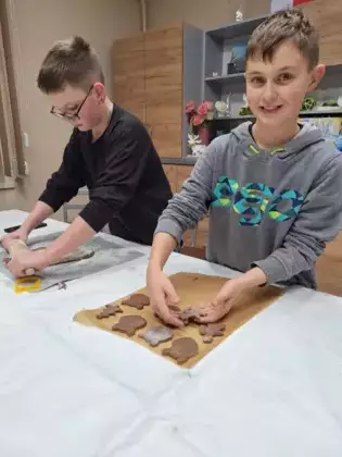 Chłopcy pieką pierniki na zajęciach.