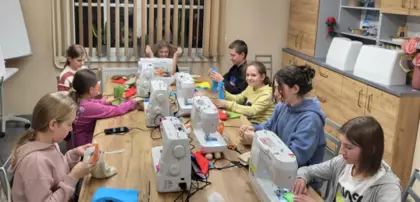 Warsztaty szycia krasnali w Pawonkowie