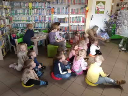 Świąteczne odwiedziny w bibliotece w Kośmidrach.