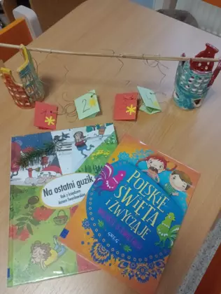 Koperty z zadaniami adwentowymi oraz książeczka, którą czytaliśmy w trakcie zajęć.