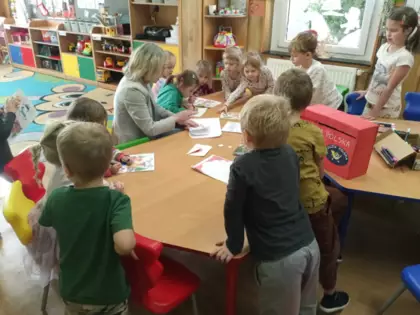 Przedszkolaki kolorują obrazki do Świętego Mikołaja