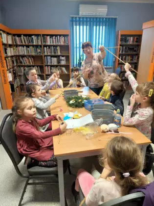 Dzieci szykują kijek i sznurki, na których powieszą koprety z zadaniami.