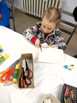 Dziewczynka wycina gwiazdę.