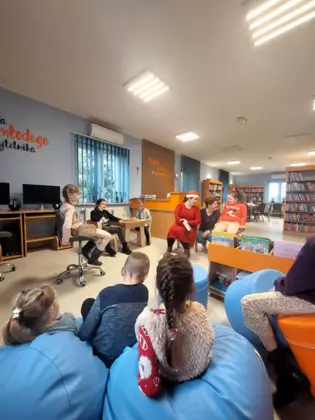 Dzieci po lekturze, omawiają książeczkę.