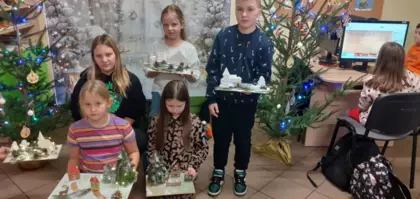Wspólne zdjęcie dzieci z makietami świątecznymi.