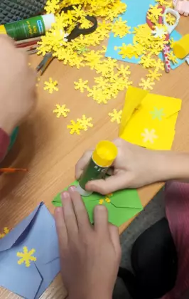 Ozdabianie kolorowych kopert.