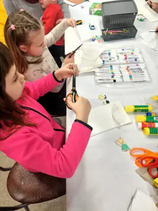 Dziewczynka wycina gwiazdę.