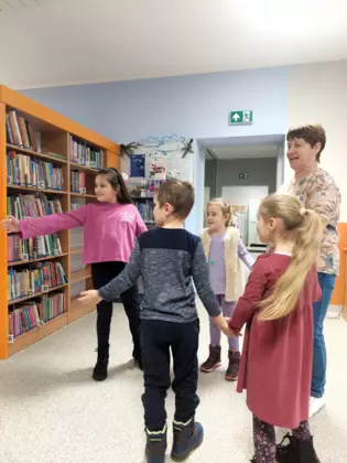 Dzieci w trakcie zabawy ruchowej.