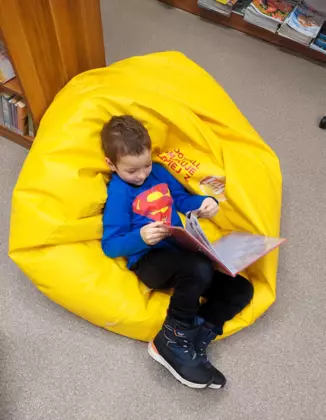 Chłopczyk ogląda świąteczną książeczkę.