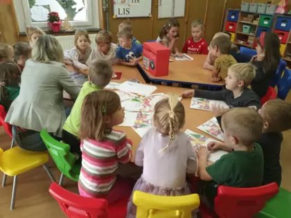 Przedszkolaki kolorują obrazki do Świętego Mikołaja