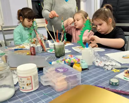 Dziewczynki w trakcie malowania choinki.