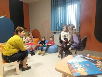 Dzieci słuchają książeczki pt. Pierwsza gwiazdka.