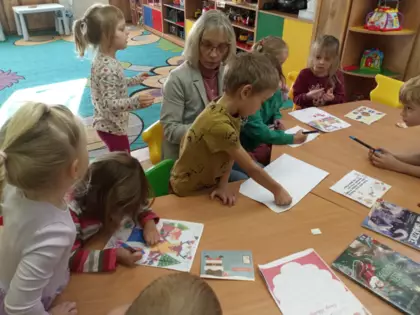 Przedszkolaki kolorują obrazki do Świętego Mikołaja