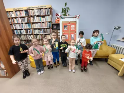 Zdjęcie grupowe. Uczestnicy zajęć stoją ze swoimi choinkami.