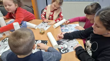 Dzieci w trakice kolorowania.