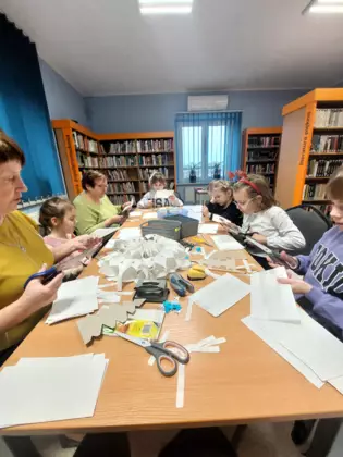 Uczestnicy szukują torebki papierowe.