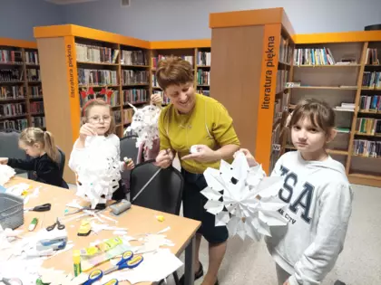 Dziewczynki pokazują gwiazdy, które zrobiły.