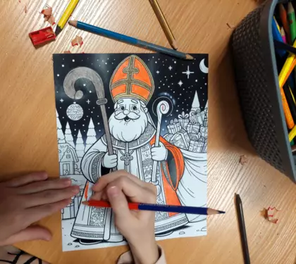 Mikołaj w połowie pokolorowany.