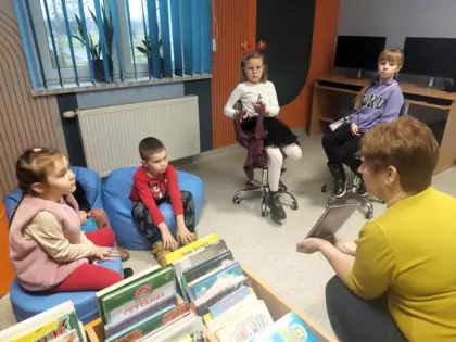 Dzieci słuchają książeczki pt. Pierwsza gwiazdka