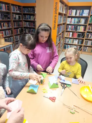 Dziewczynki składają koprety.