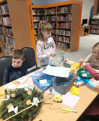 Dzieci ozdabiają koperty.