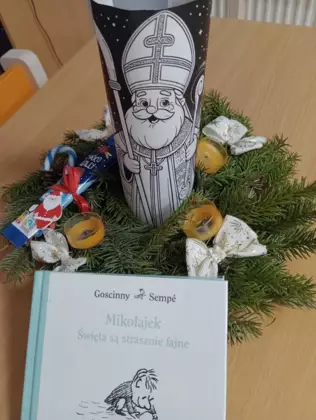 Książeczka pt. Mikołajek- Święta s a strasznie fajne oraz praca plastyczna w formie Mikołaja zwiniętego w tubę.