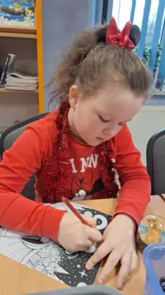 Dziewczynka w trakcie kolorowania.