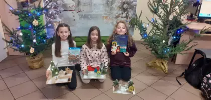 Wspólne zdjęcie dzieci z makietami świątecznymi.