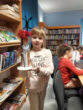 Dziewczynka pokazuje gotowego już Mikołaja.